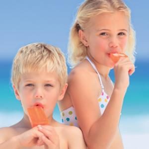 Kids eating ice creams